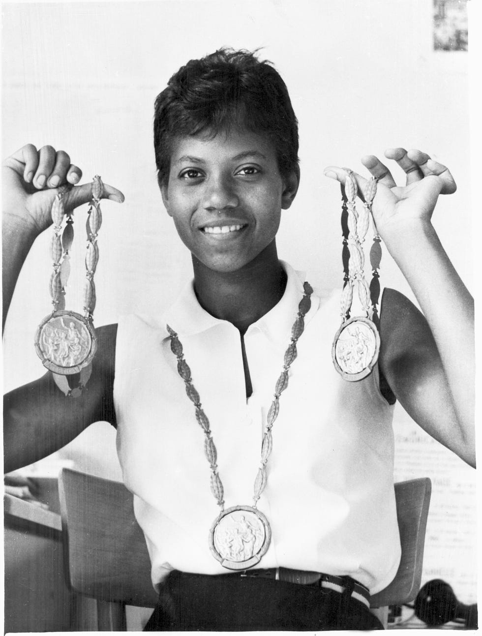 rom 1960 wilma rudolph zeigt ihre 3 goldmedallien