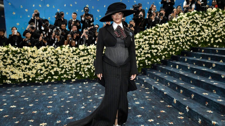 Scenes from the Met Gala 2025 red carpet Scenes from the Met Gala 2025 red carpet